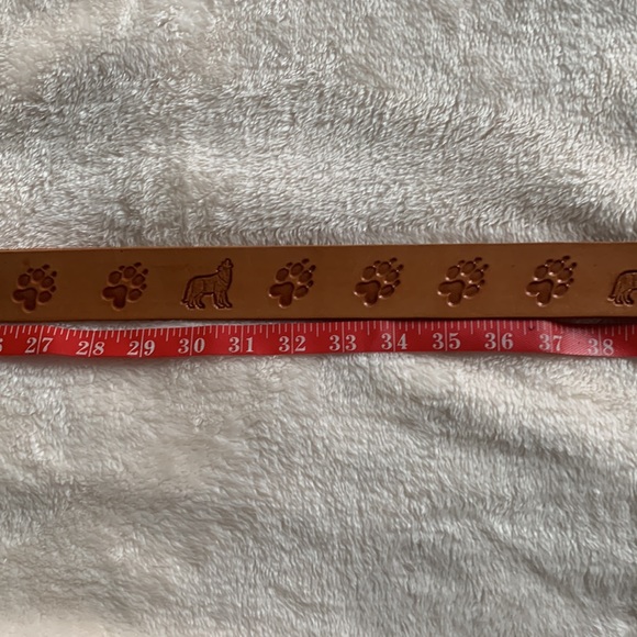 Handmade stamped leather belt paws dog wolf - Picture 4 of 6